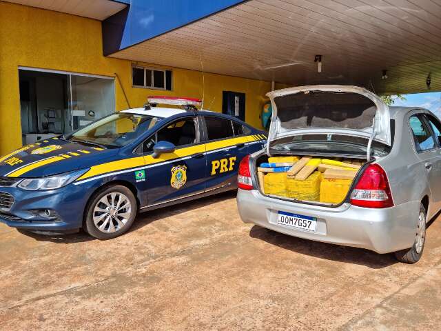 Traficante foge com Etios lotado de maconha e s&oacute; para com tiro no pneu
