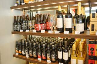 Vinhos, licores e cervejas estão à venda no estabelecimento. (Foto: Paulo Francis)