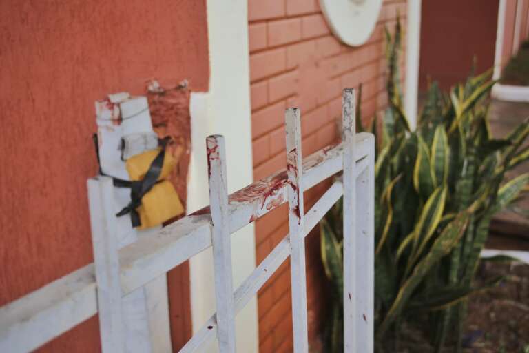 Ferido também deixou marca da sangue em portão (Foto: Paulo Francis)