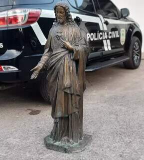 Seis anos depois, pol&iacute;cia recupera est&aacute;tua de bronze furtada de cemit&eacute;rio