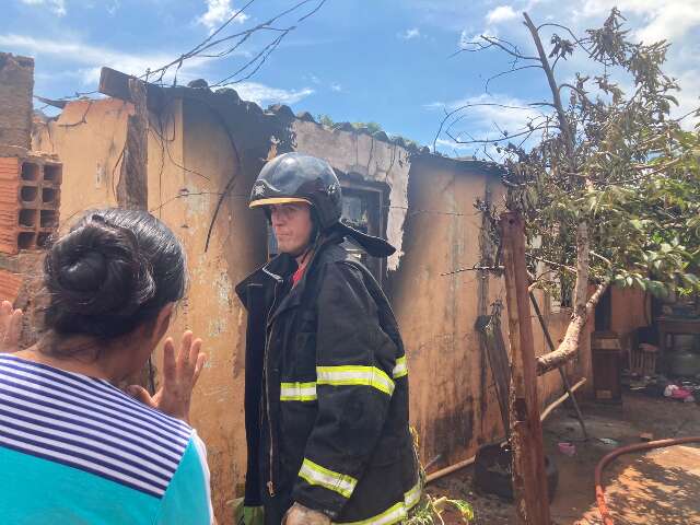 Menino de 11 anos ouve estouro, casa pega fogo e fica destru&iacute;da no Itamarac&aacute;