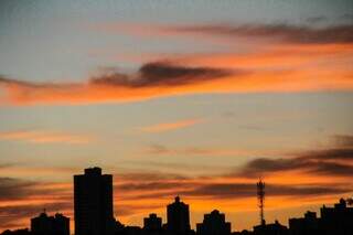 Céu de Campo Grande nas primeiras horas da manhã desta sexta. (Foto: Marcos Maluf)