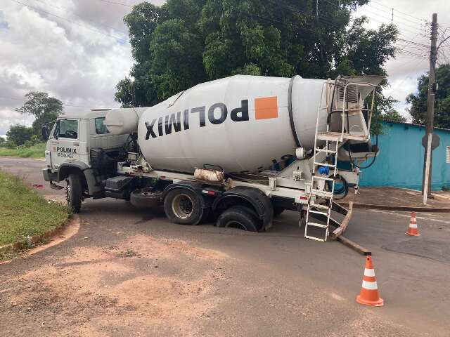 Asfalto cede e roda de caminh&atilde;o de concreto afunda em cruzamento 