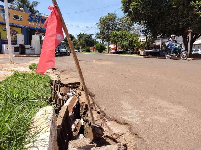 Sinaliza&ccedil;&otilde;es improvisadas alertam sobre riscos pelas ruas de Campo Grande