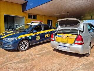 Etios lotado de maconha apreendido hoje por policiais rodoviários federais na BR-463. (Foto: Divulgação)