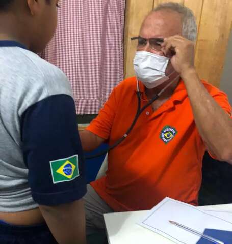 &quot;&Eacute; nosso carinho&quot;, diz m&eacute;dico que h&aacute; 9 anos atende pacientes no Pantanal