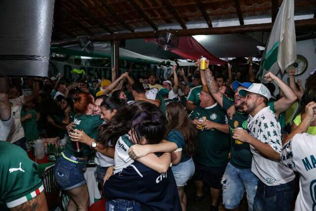 Festa do tricampeonato tem choro, fogos e muito orgulho do Verd&atilde;o 