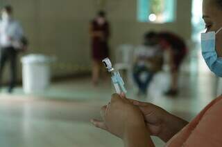 Agente de saúde com dose da vacina contra covid-19 em mãos. (Foto: Kísie Ainoã)