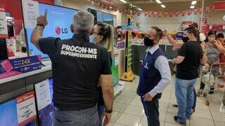 Equipe do Procon em fiscalização ontem. (Foto: Divulgação Procon)