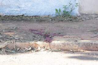 Sangue no local do crime na Vila Nossa Senhora das Graças. (Foto: Kísie Ainoã)