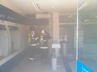 Bombeiros no meio da fumaça dentro de agência bancária (Foto: Edicarlos Oliveira)