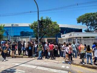Movimentação de estudantes em frente à Uniderp, em Campo Grande. (Foto: Marcos Maluf)