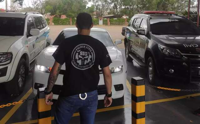 Suspeito de vender carros adulterados, dono de garagem &eacute; preso com Camaro
