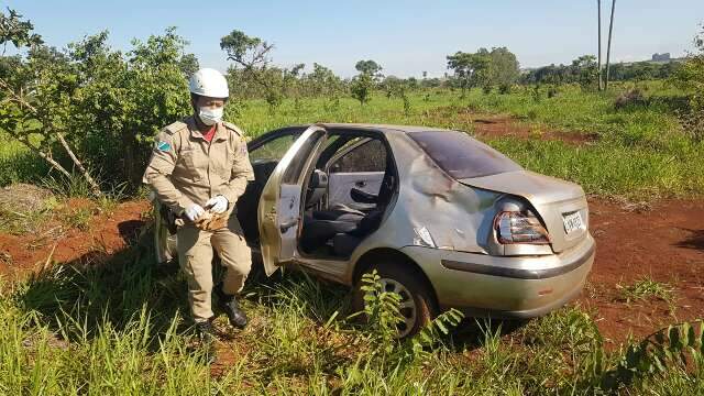 Motorista fica ferida ap&oacute;s perder controle e carro capotar v&aacute;rias vezes