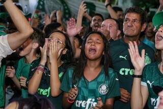 Torcedoras chorando de emoção durante a partida. (Foto: Kísie Ainoã)