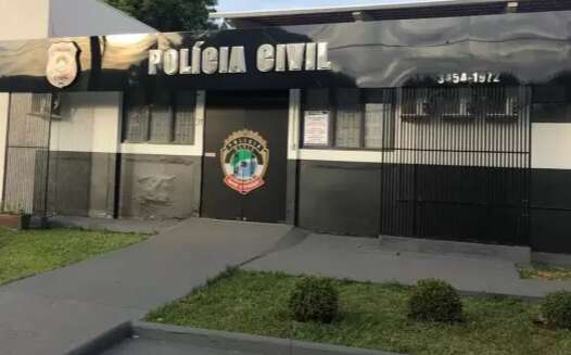 Dono de sal&atilde;o tenta beijar jovem de 18 anos durante entrevista de emprego