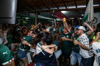 Torcida eufórica após a vitória do Palmeiras sobre o Flamengo. (Foto: Kísie Ainoã)