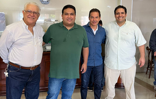 Os médicos Domingos Albanese e Gabriel Alves de Oliveira; prefeito Marquinhos Trad e o vereador Chicão Vianna. (Foto: Divulgação/Prefeitura)