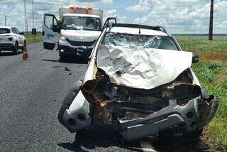 Fiat Strada ficou com a frente destruída após a batida (Foto: O Chapadense News)