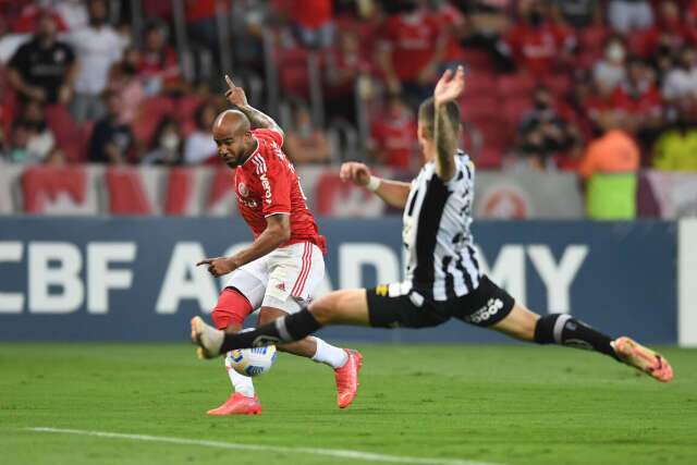 Internacional sai na frente com gol contra, mas Santos busca empate 