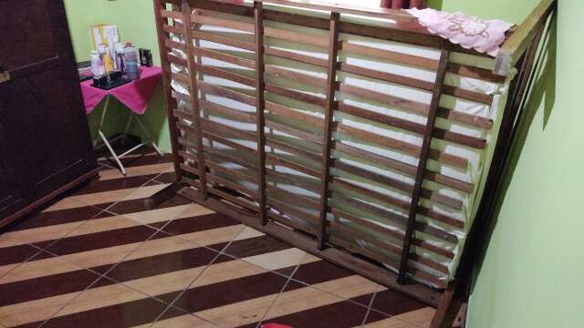 Ao chegar em casa, homem encontra sangue e descobre vizinho embaixo da cama