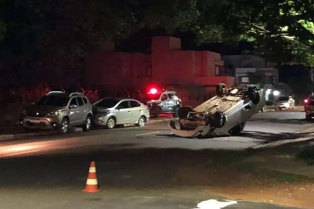 Embriagado, idoso bate em dois ve&iacute;culos e capota carro na Avenida Tr&ecirc;s Barras