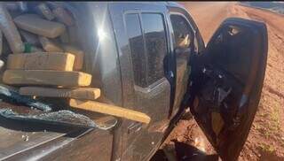 Droga estava na carroceria e dentro da camionete abandonada (Foto: PM | Divulgação)