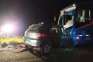 Veículo ficou completamente destruído após colisão. (Foto: Jornal da Nova)