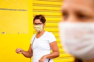 Uso de máscaras é uma das medidas que estão sendo retomadas internacionalmente. (Foto: Arquivo/Henrique Kawaminami)