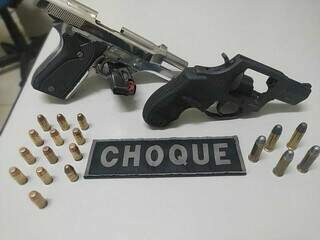 Armas e munições apreendidas após confusão na Rua Brilhante. (Foto: Divulgação/BPMChoque)