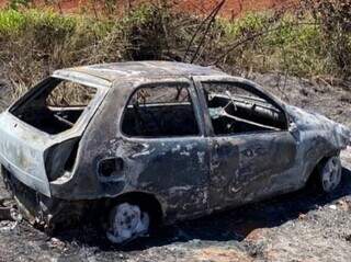 Fiat Pálio ficou completamente destruído devido ao incêndio. (Foto: Jornal da Nova)