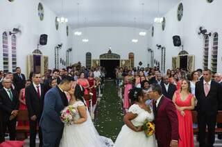 Ambos casais na hora do beijo durante a cerimônia. (Foto: Ricardo Gomes)