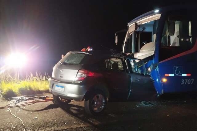 Motorista morre ap&oacute;s bater carro em &ocirc;nibus na MS-145