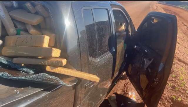 Traficante bate em placa e abandona camionete com 2 toneladas de maconha