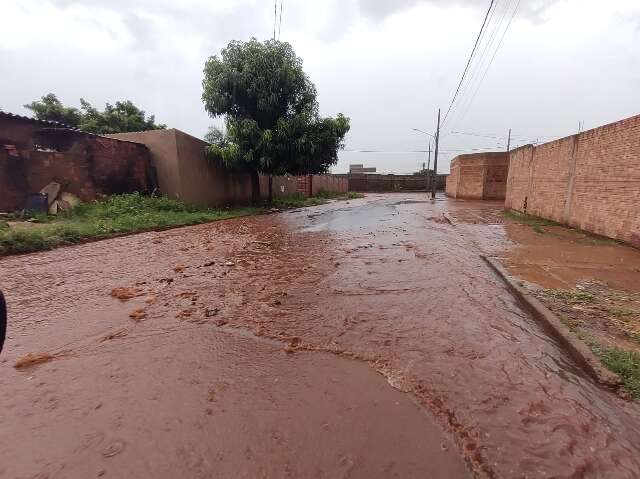 Pancada forte de chuva alaga ruas em v&aacute;rios pontos de Campo Grande