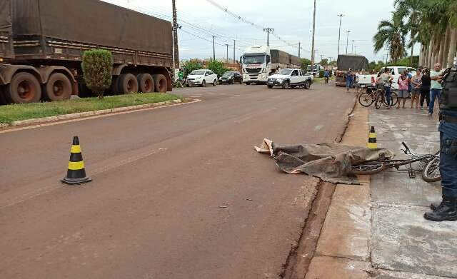 Mulher morre atropelada por carreta a caminho do trabalho