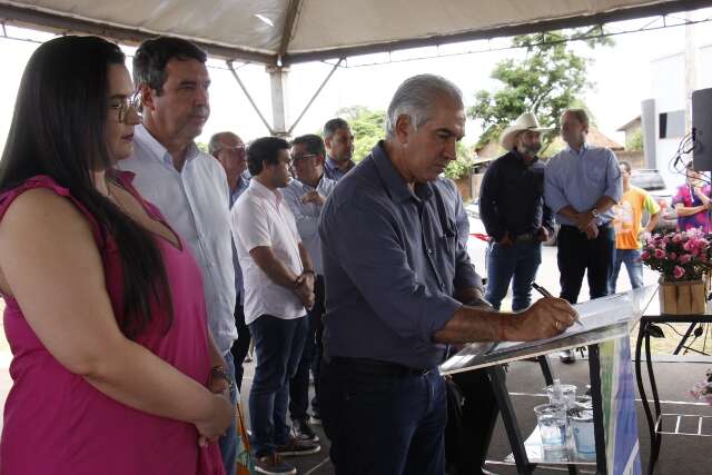 Em Navira&iacute;, Reinaldo entrega escola reformada e anuncia mais obras