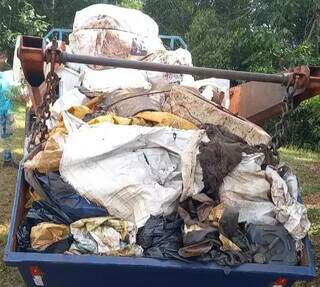 Lixo encheu uma caçamba e foi levado para o aterro sanitário de Fátima do Sul. (Foto: PMA)
