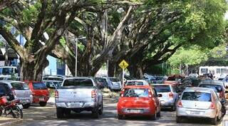 Movimento de veículos no trânsito da região central de Campo Grande. (Foto: Divulgação)
