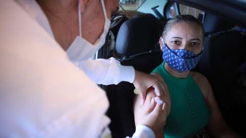 Seis públicos vacinam contra covid nesta segunda-feira em Campo Grande