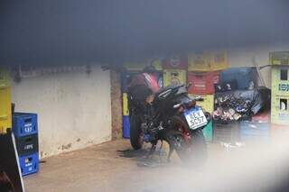 As vítimas conseguiram apagar as chamas, mas parte da moto ficou danificada (Foto: Paulo Francis)