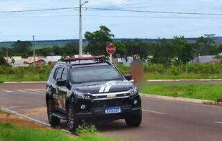 Viatura da Polícia Civil em rua de Bataguassu, durante as buscas pelo trio. (Foto: Polícia Civil) 