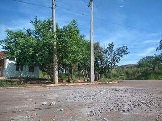 Rua ficou com pedaços de concreto depois de poste ser recolhido. (Foto: Marcos Maluf)