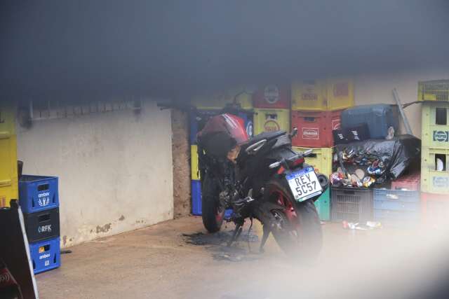 Ap&oacute;s receber amea&ccedil;as, homem tem moto incendiada na madrugada 