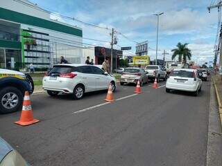 Engavetamento envolvendo três carros foi registrado na mesma avenida nesta manhã. (Foto: Kísie Ainoã)