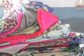 Uma variedade de estampas e cores nas roupas disponíveis na liquidação. (Foto: Marcos Maluf)