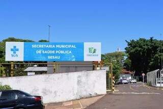 Fachada da Sesau, pasta responsável pela saúde pública de Campo Grande. (Foto: Henrique Kawaminami/Arquivo)