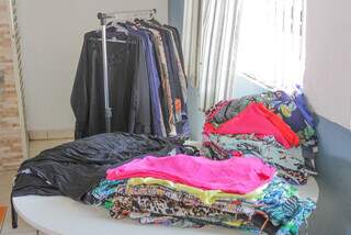 Várias roupas disponíveis para a cliente garimpar à vontade. (Foto: Marcos Maluf)
