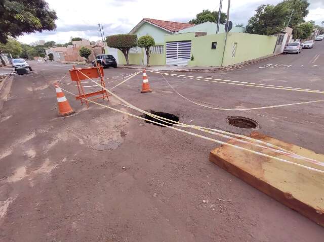Preocupados, moradores reclamam de buracos nas ruas do Jd. Semin&aacute;rio