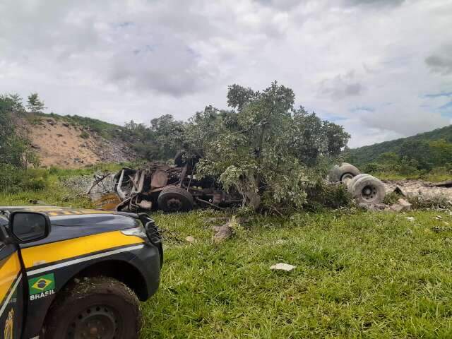 Caminh&atilde;o despenca em ribanceira e motorista morre preso &agrave;s ferragens